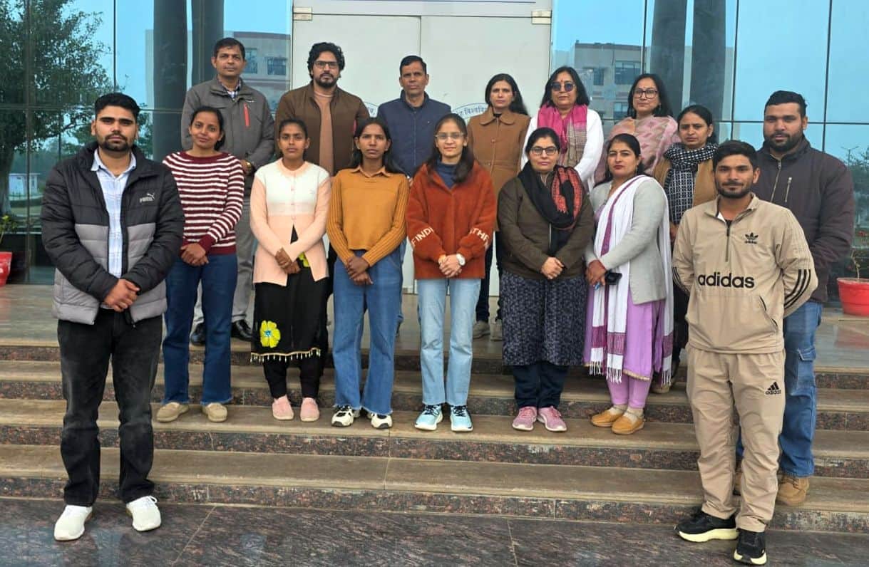 29जेएनडी18-सीआरएसयू में स्टाफ के साथ ऑडिट करने पहुंची टीम। स्रोत विवि