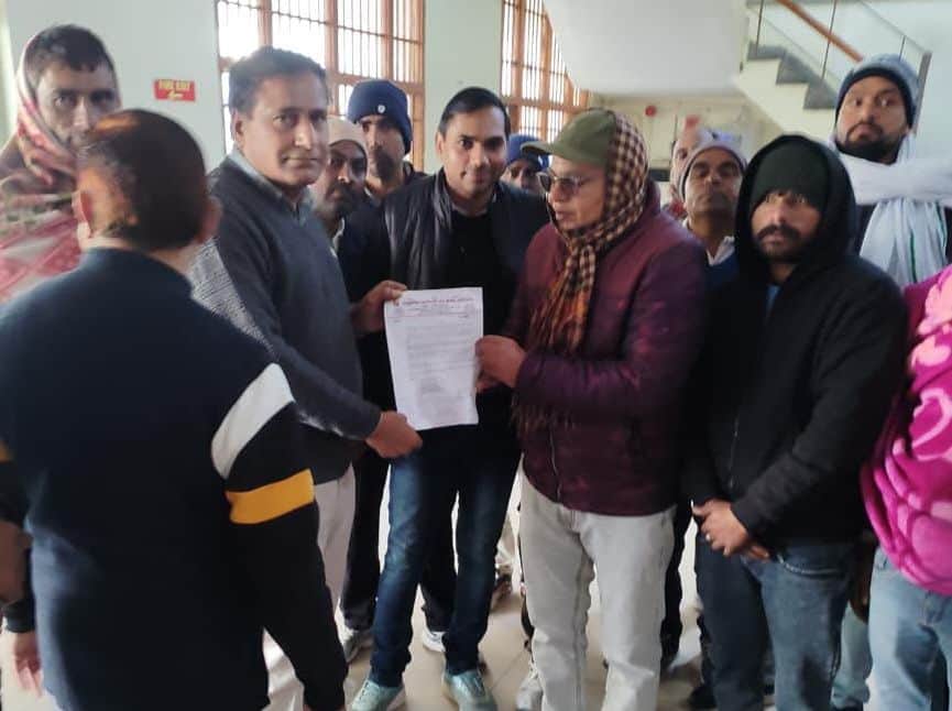 29जेएनडी20-डीआरओ राजकुमार को ज्ञापन सौंपते हुए कर्मचारी। स्रोत कर्मचारी