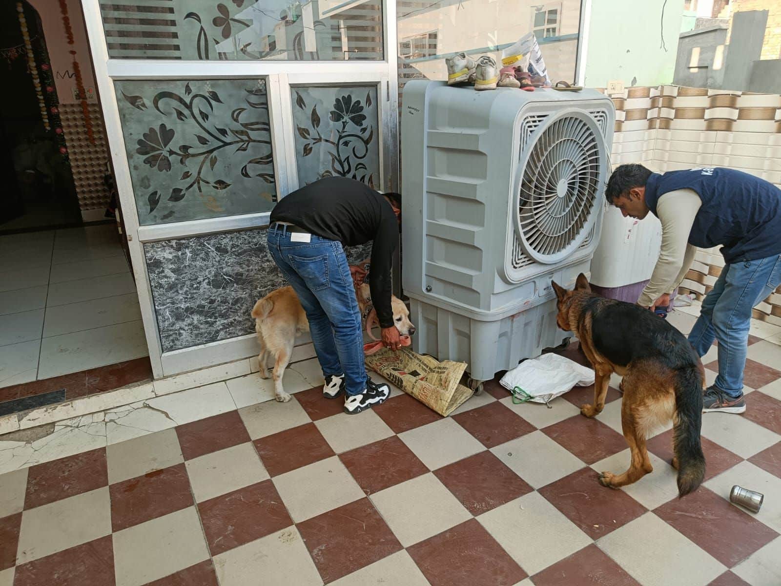 29जेएनडी30: नशे की जांच के लिए मकान की तलाशी लेती पुलिस। स्रोत : पुलिस