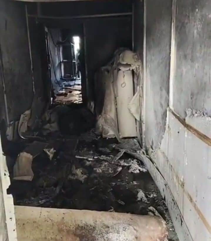 29जेएनडी32: आगजनी के बाद फैक्टरी में जला सामान। स्रोत : राहगीर