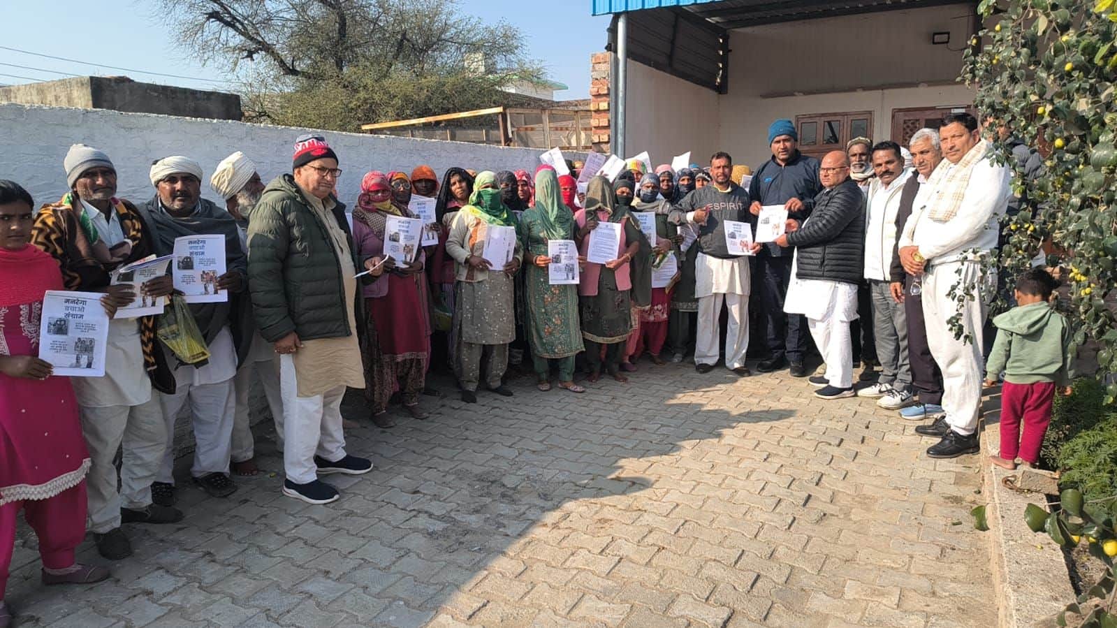 29जेएनडी37: मनरेगा मजदूरों से मिलते हुए कांग्रेस जिला प्रधान। स्रोत : मजदूर