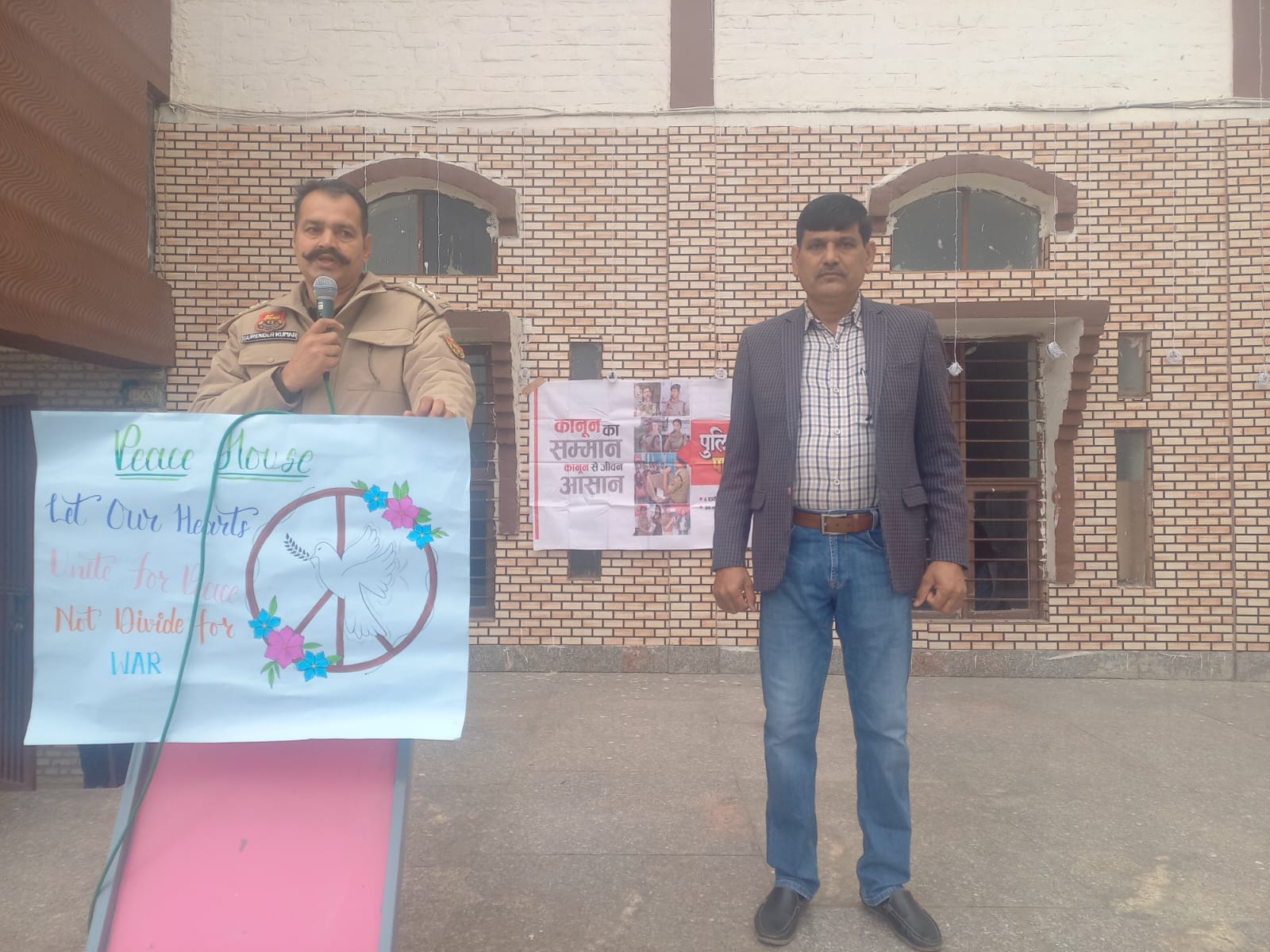 29jjrp10- इंडो अमेरिकन स्कूल में पुलिस की पाठशाला कार्यक्रम को संबोधित करते एसीपी सुरेंद्र कु