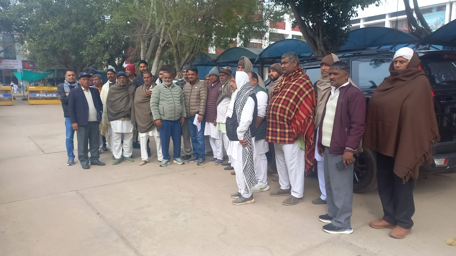 29jjrp13- लघु सचिवालय में पुलिस अधिकारियों से मिलने पहुंचे ग्रामीण। संवाद