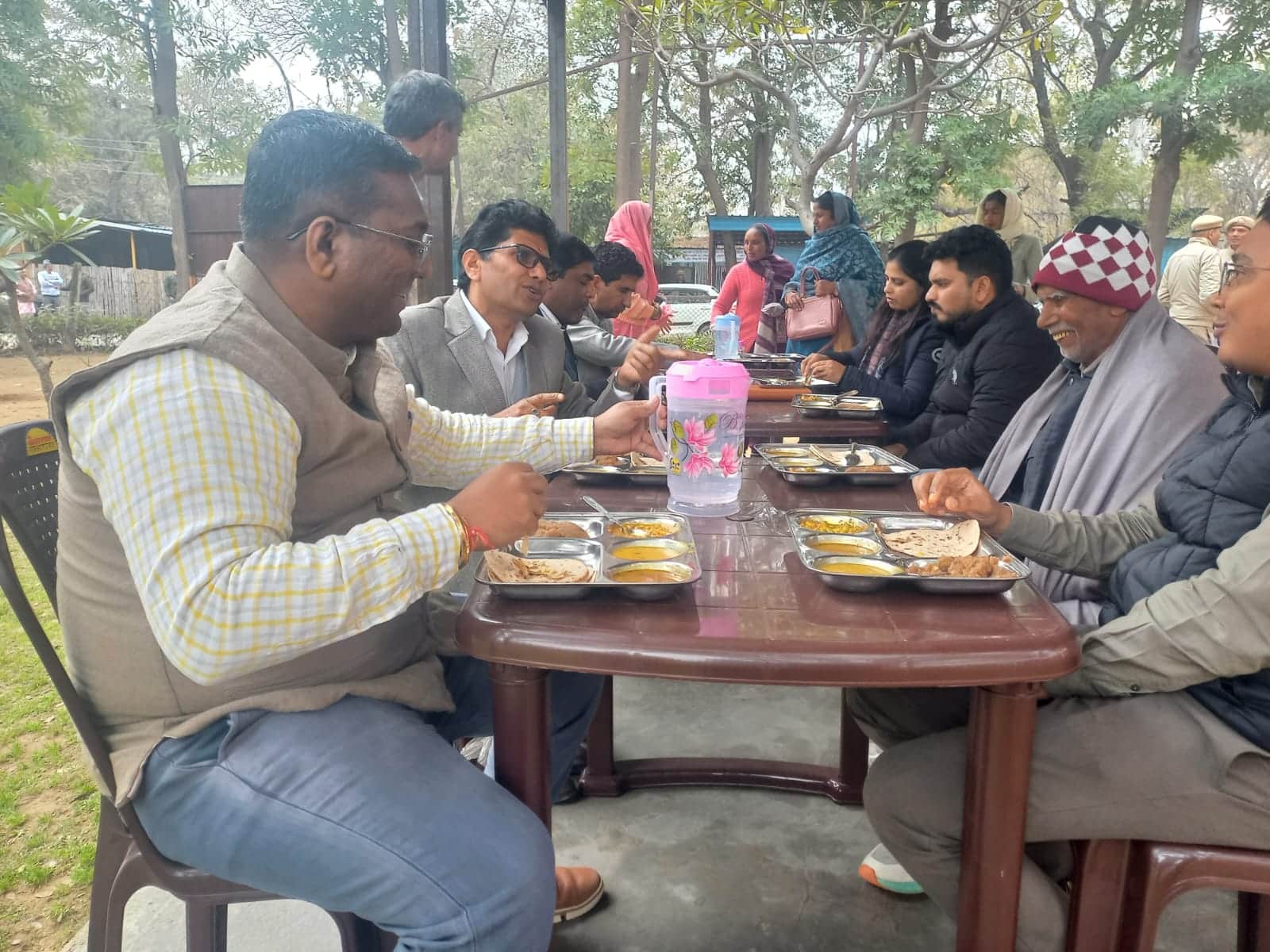 29jjrp14- लघु सचिवालय में खोली गई अटल श्रमिक कैंटीन में खाना खाते अधिकारी। संवाद