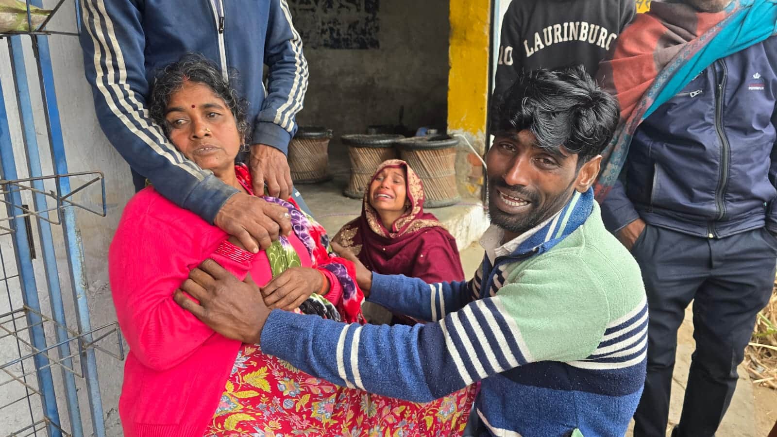 29jjrp16- झज्जर। मौके पर मृतक के परिजन विलाप करते हुए। संवाद