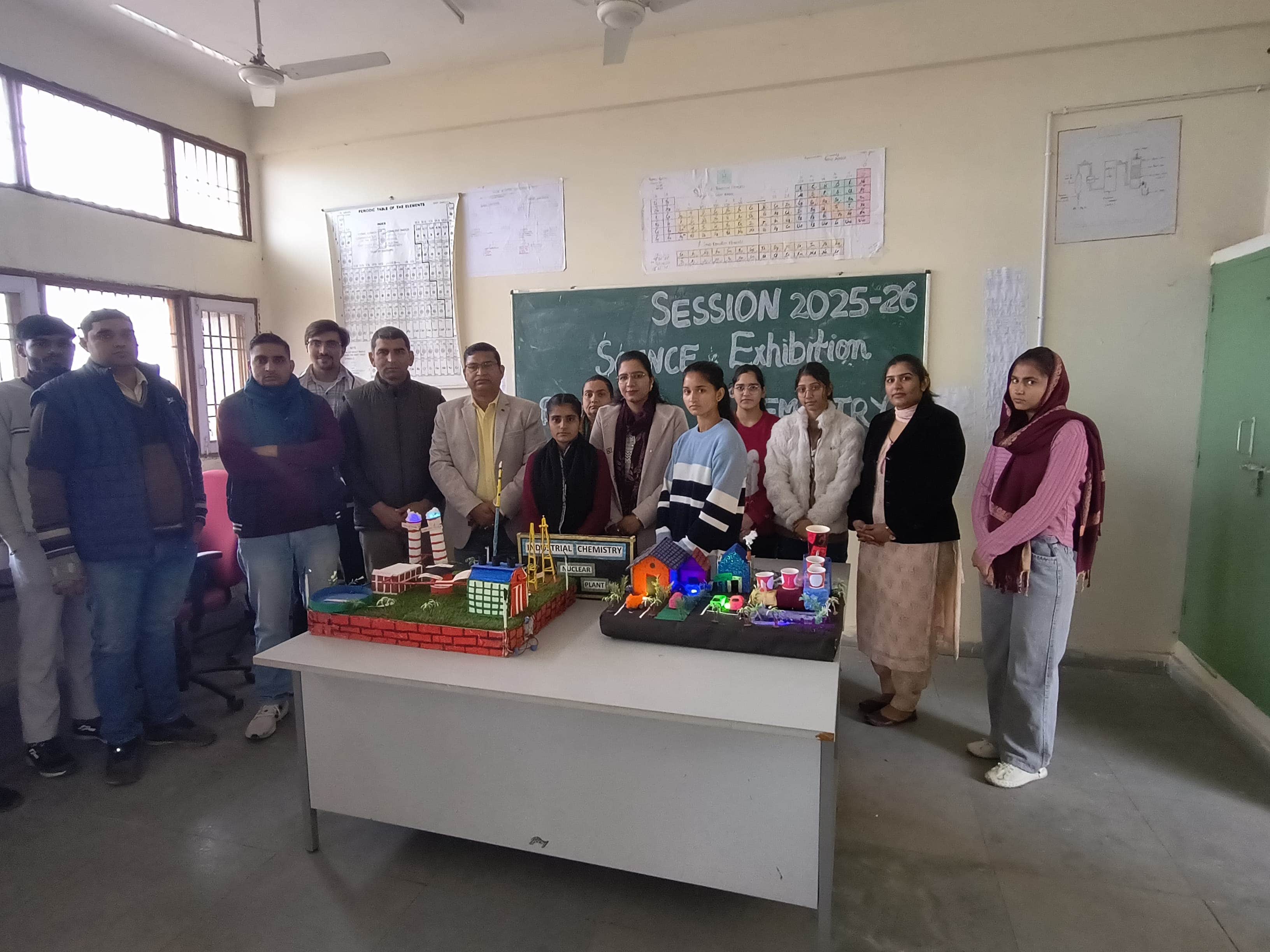 29jjrp23- बिरोहड स्थित राजकीय महाविद्यालय में विज्ञान  प्रदर्शनी में भाग लेते विद्यार्थी। स्रोत