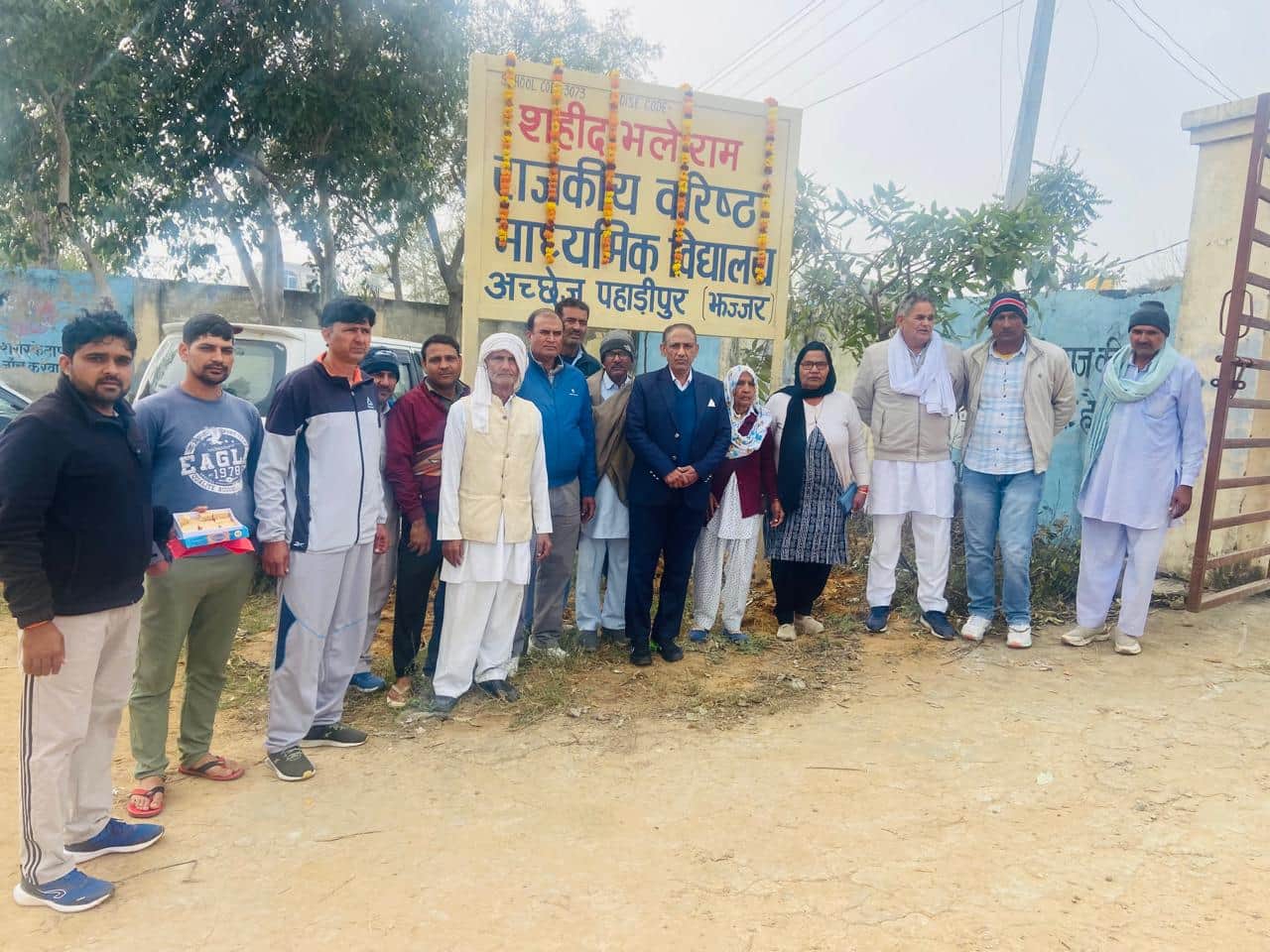 29jjrp27- राजकीय स्कूल का नाम अब शहीद के नाम पर किया गया, जिसका ग्रामीणों ने स्वागत किया। स्रोत