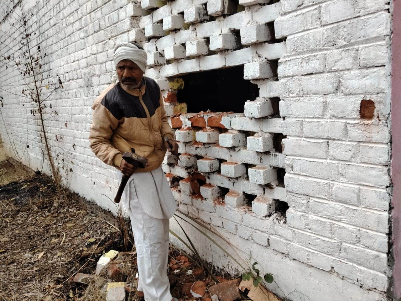 29jjrp28- निलाहेड़ी गांव के सरकारी स्कूल में सैंपल भरता कर्मचारी। स्रोत-ग्रामीण