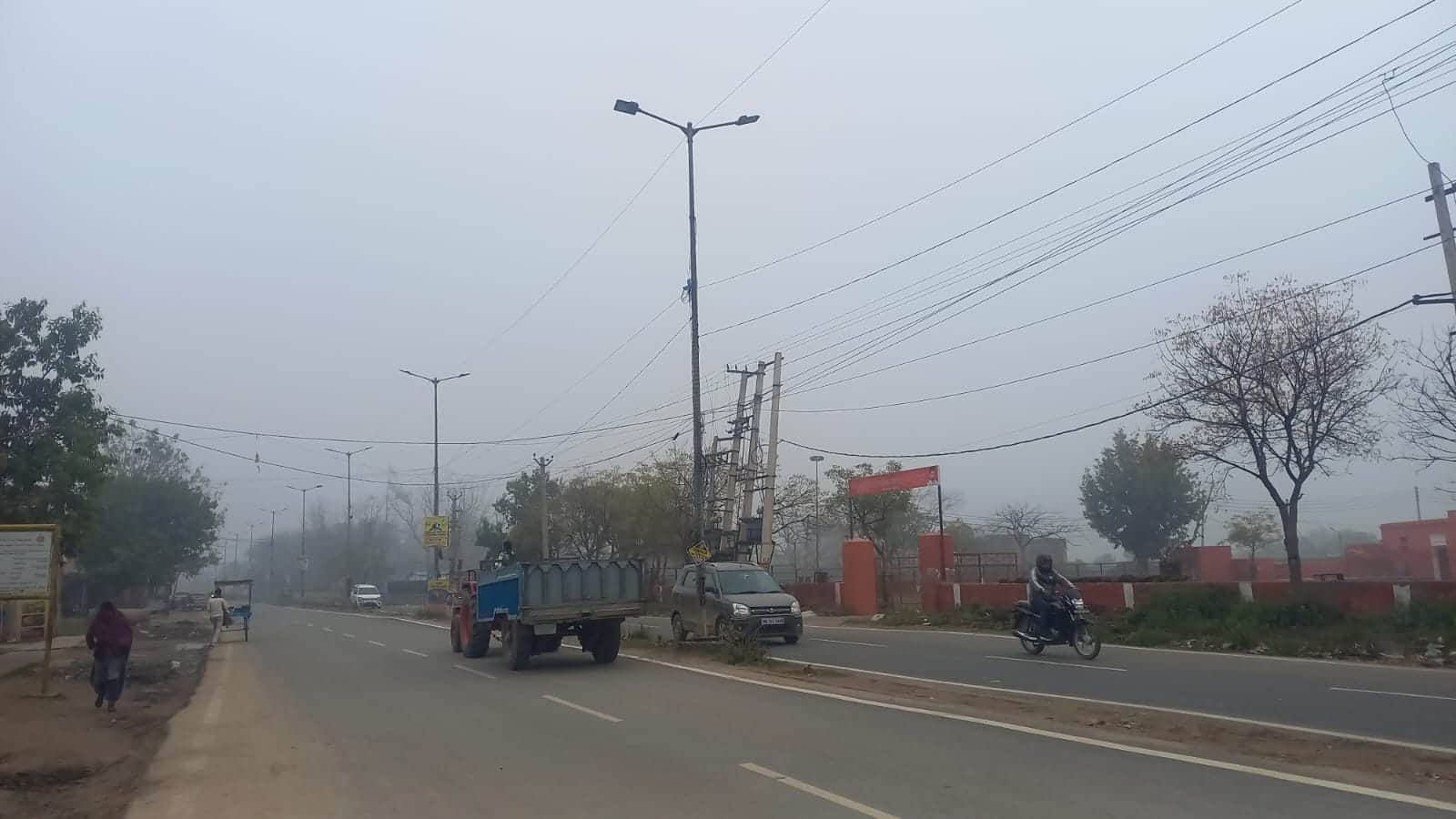 29jjrp31- शहर के बहादुरगढ़ रोड पर कोहरे से गुजरते वाहन। संवाद