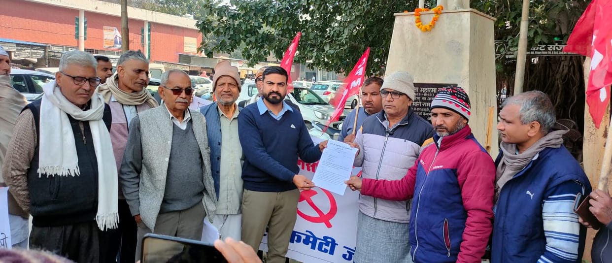 The district committee staged a protest outside the mini-secretariat.