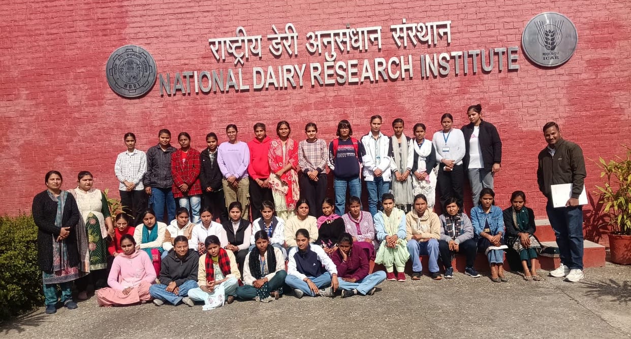 Through the educational trip, the students learned the intricacies of dairy entrepreneurship.