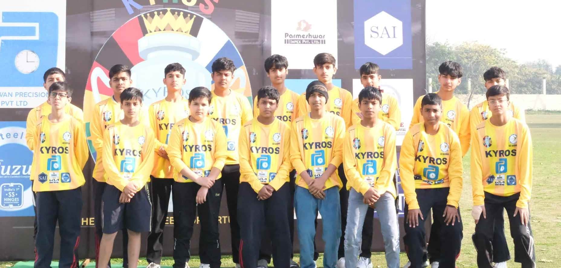 37...आरएफपीएल टूर्नामेंट जीतने के बाद ट्रॉफी के साथ खुशी मनाते निजी स्कूल के खिलाड़ी व स्टाफ सद