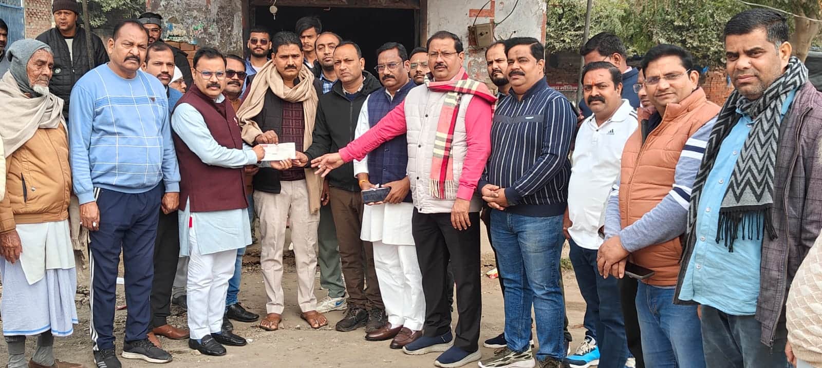 अग्निकांड से पीड़ित व्यापारी को आर्थिक सहयोग देते भारतीय उद्योग व्यापार प्रतिनिधि मंडल के लोग। 