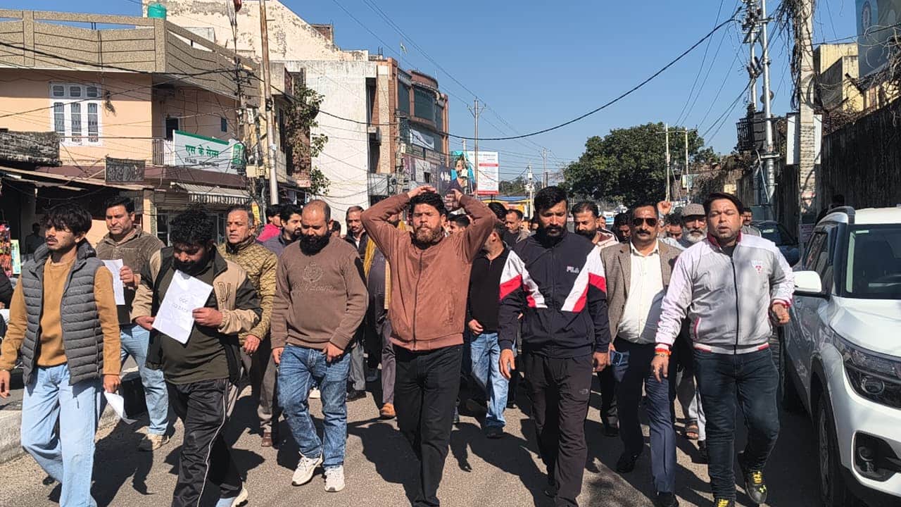 अखनूर में रोष रैली निकालते लोग।