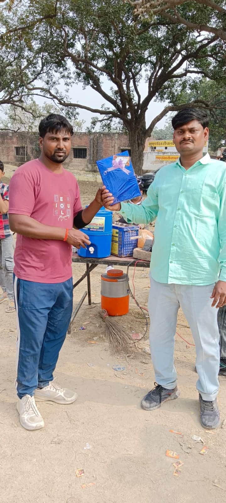 अलीपुरजीता क्रिकेट प्रतियोगिता में मैन ऑफ द मैच को पुरस्कार देते