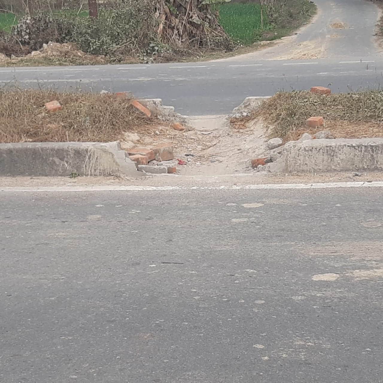 अमारी पुल के पास बना अवैध कट क्षतिग्रस्त। संवाद