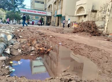 अस्पताल के बाहर फैला कीचड़ा। संवाद