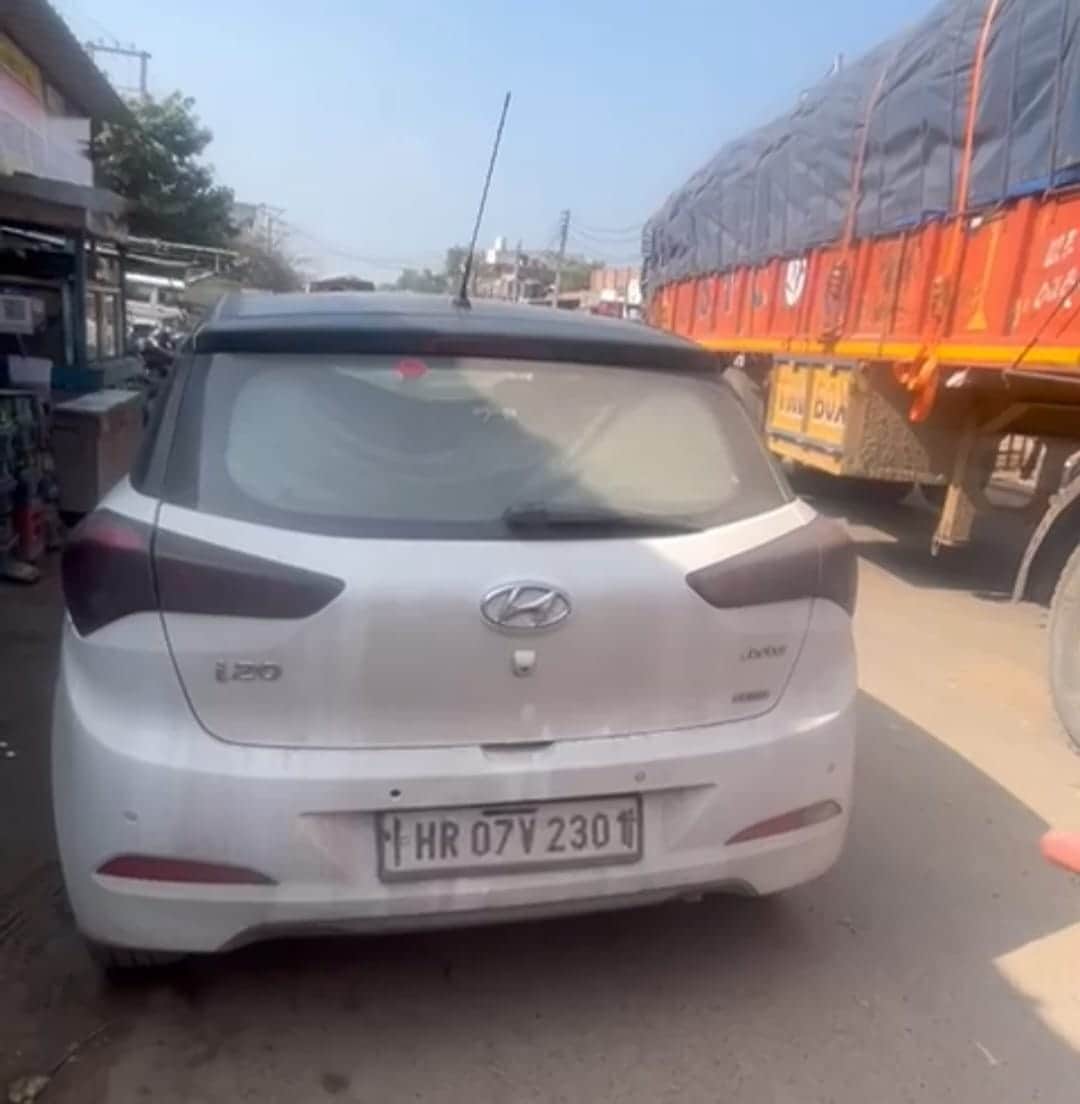 असंध जाम में फंसे वाहन। संवाद