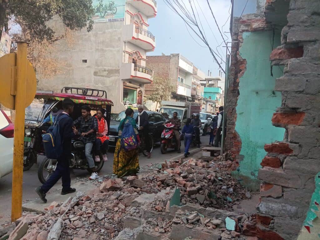 अतिक्रमण के दायरे में आने वाले मकानों को तोड़ने के बाद पड़ा मलबा। 
