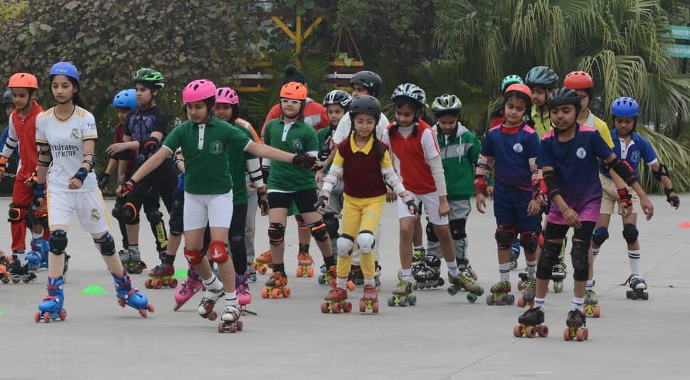 अंतरविद्यालयीय मिनी ओलंपिक में प्रतिभाग करते खिलाड़ी।