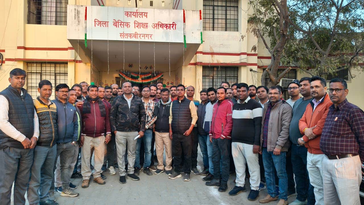 बीएसए कार्यालय पर प्रदर्शन करते बेसिक शिक्षक-स्रोत शिक्षक