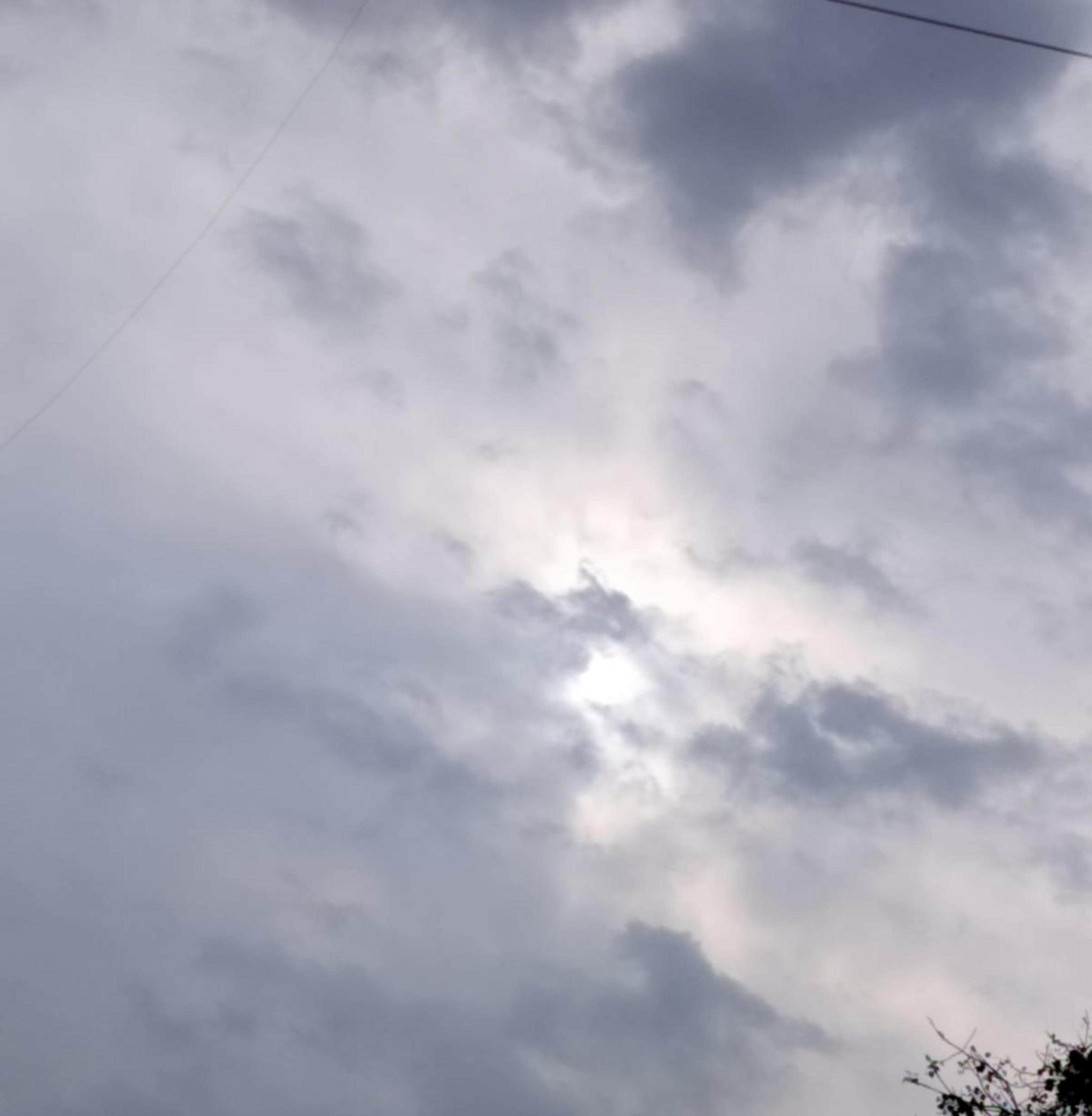 बहराइच में बृहस्पतिवार सुबह छाए बादल।      -संवाद