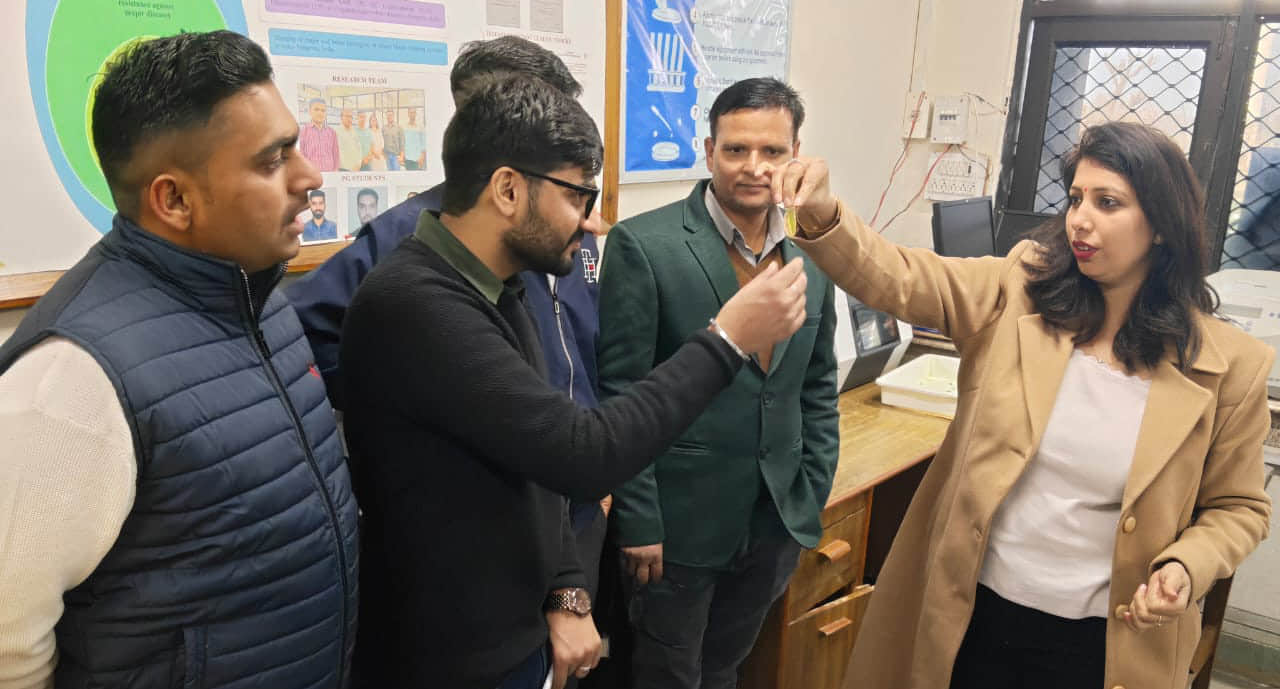  भारतीय गेहूं एवं जौ अनुसंधान संस्थान में आयोजित कार्यक्रम  प्रतिभागियों को जानकारी देती वररष्ट