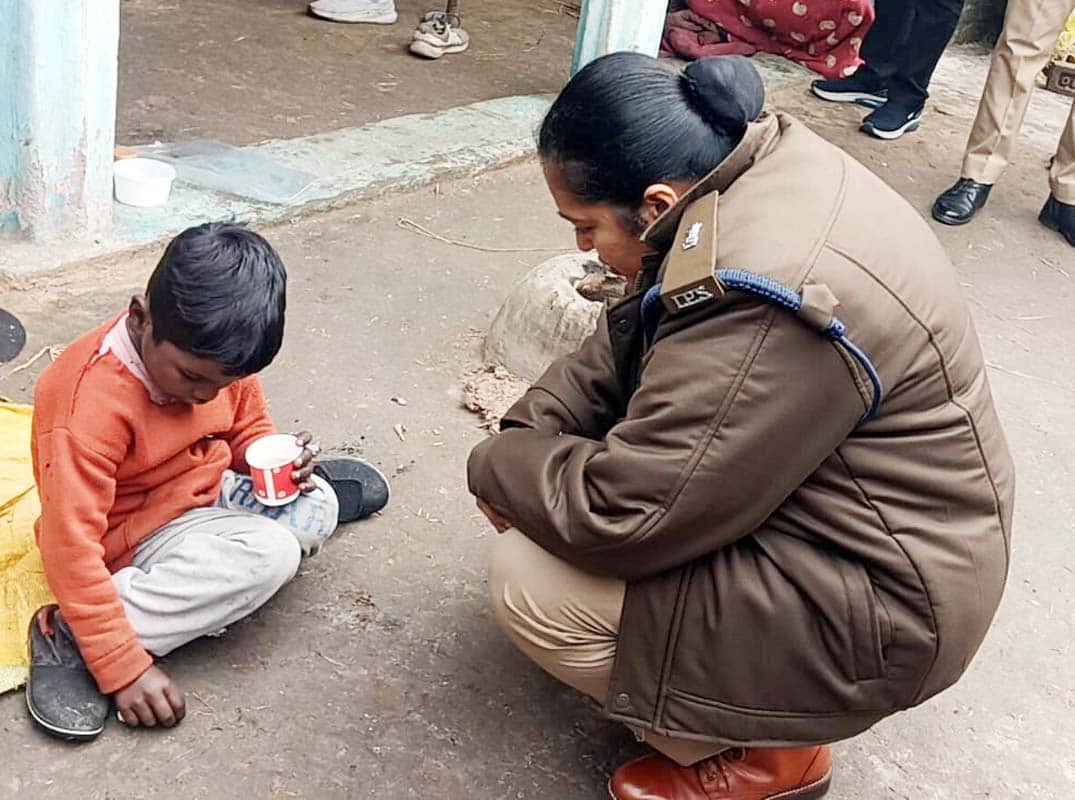 भटपुरा चंदू में बलराम के पुत्र से जानकारी लेतीं एसपी ग्रामीण। संवाद