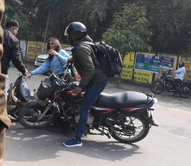 बाइक और स्कूटी में भिड़ंत।