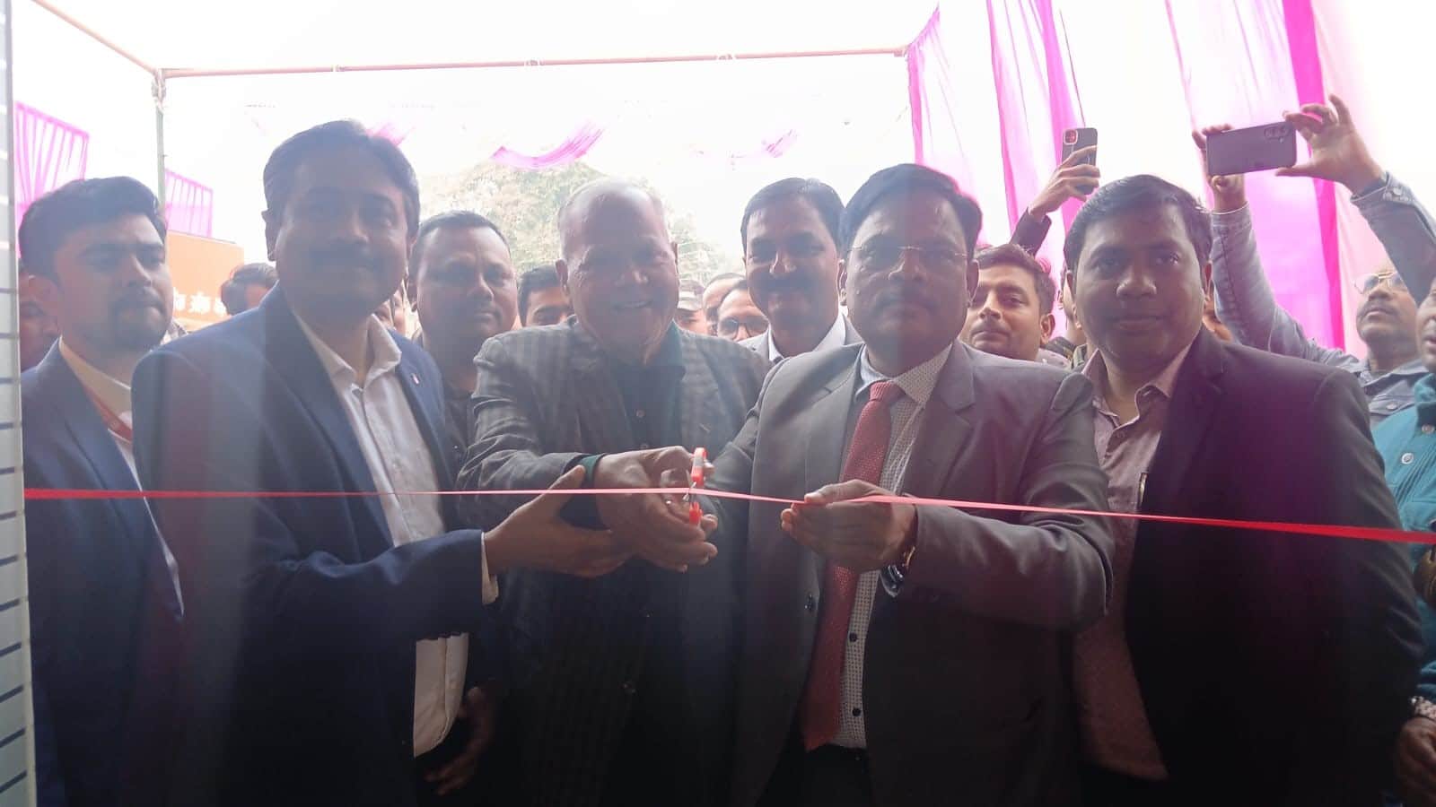 बैंक ऑफ़ बडौदा की शाखा का फीता काटकर उद्घाटन करते वाराणसी अंचल प्रमुख मिथिलेश कुमार। संवाद