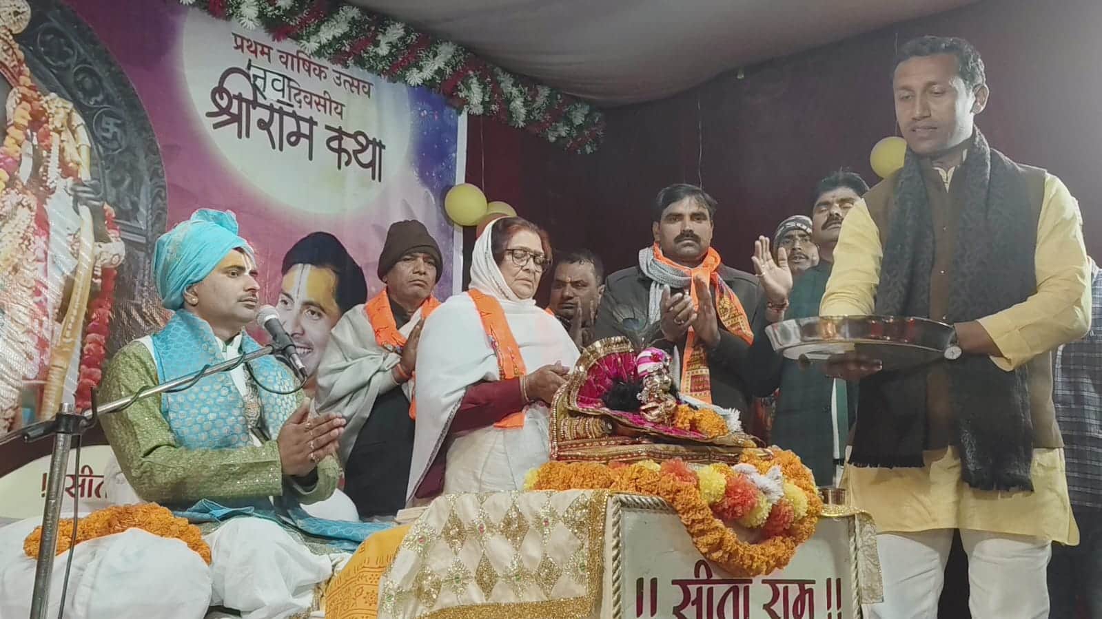 बेलहर में कथा कहते धनंजय महाराज