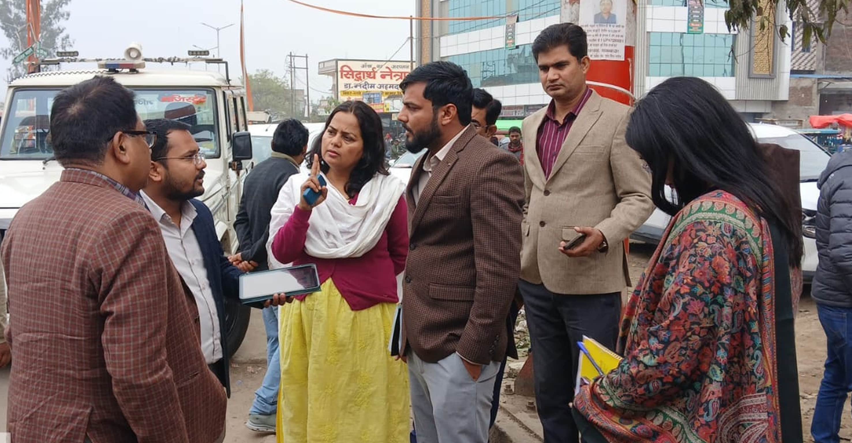 बलरामपुर के तुलसीपुर में कॉरिडोर के बारे में जानकारी लेती एडीएम व अन्य ।-संवाद