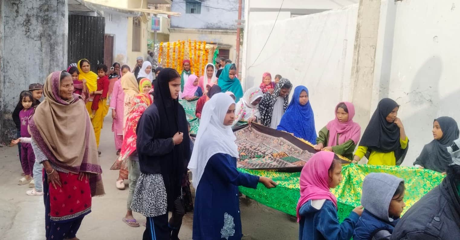 बलरामपुर के उतरौला में निकाली गई गागर-चादर जुलूस में शामिल अकीदतमंद ।-स्रोत : आयोजक