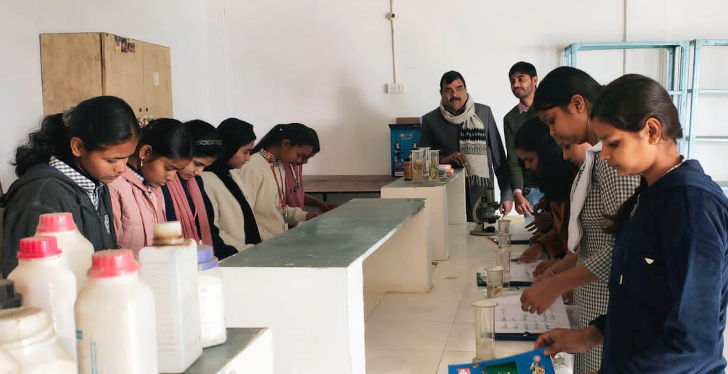 बलरामपुर में प्रयोगात्मक परीक्षा देती छात्राएं।-स्रोत: विभाग