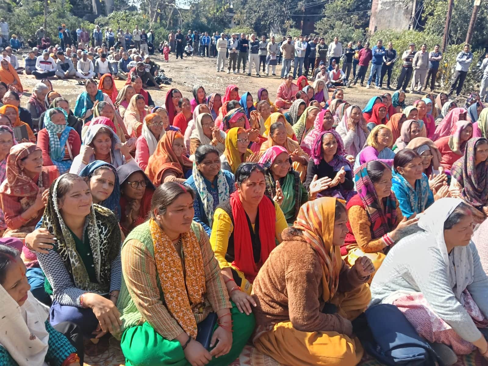 बापूग्राम में आयोजित जनसभा में उमड़ी लोगों की भीड़। स्रोत जागरूक पाठक।