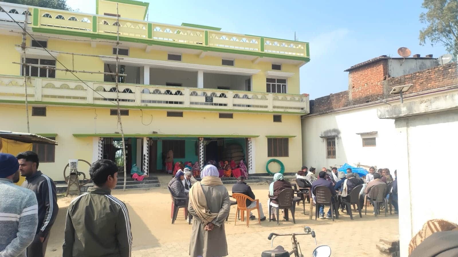 बरहज के फकईपुर में मृतक नीरज यादव के दरवाजे पर जुटी भीड़   स्रोत जागरूक पाठक