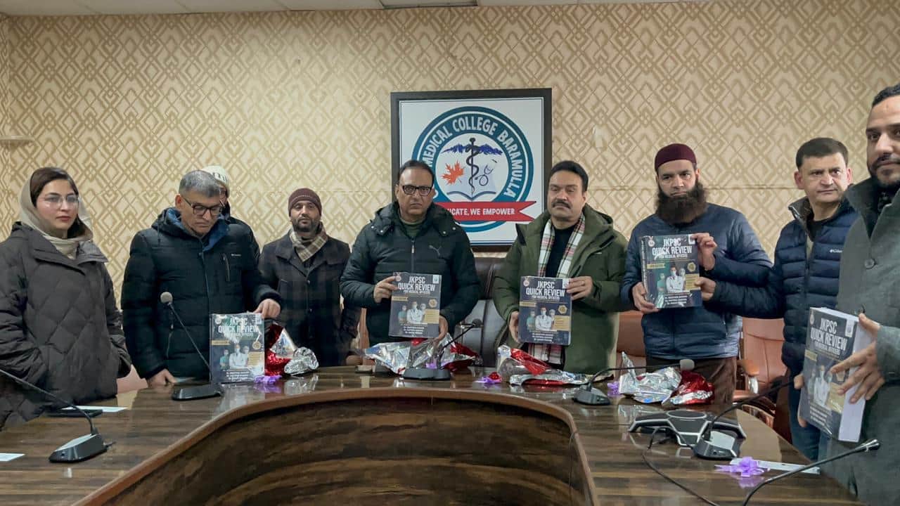 बारामुला के जीएमसी में किताब का विमोचन। स्रोत स्वयं