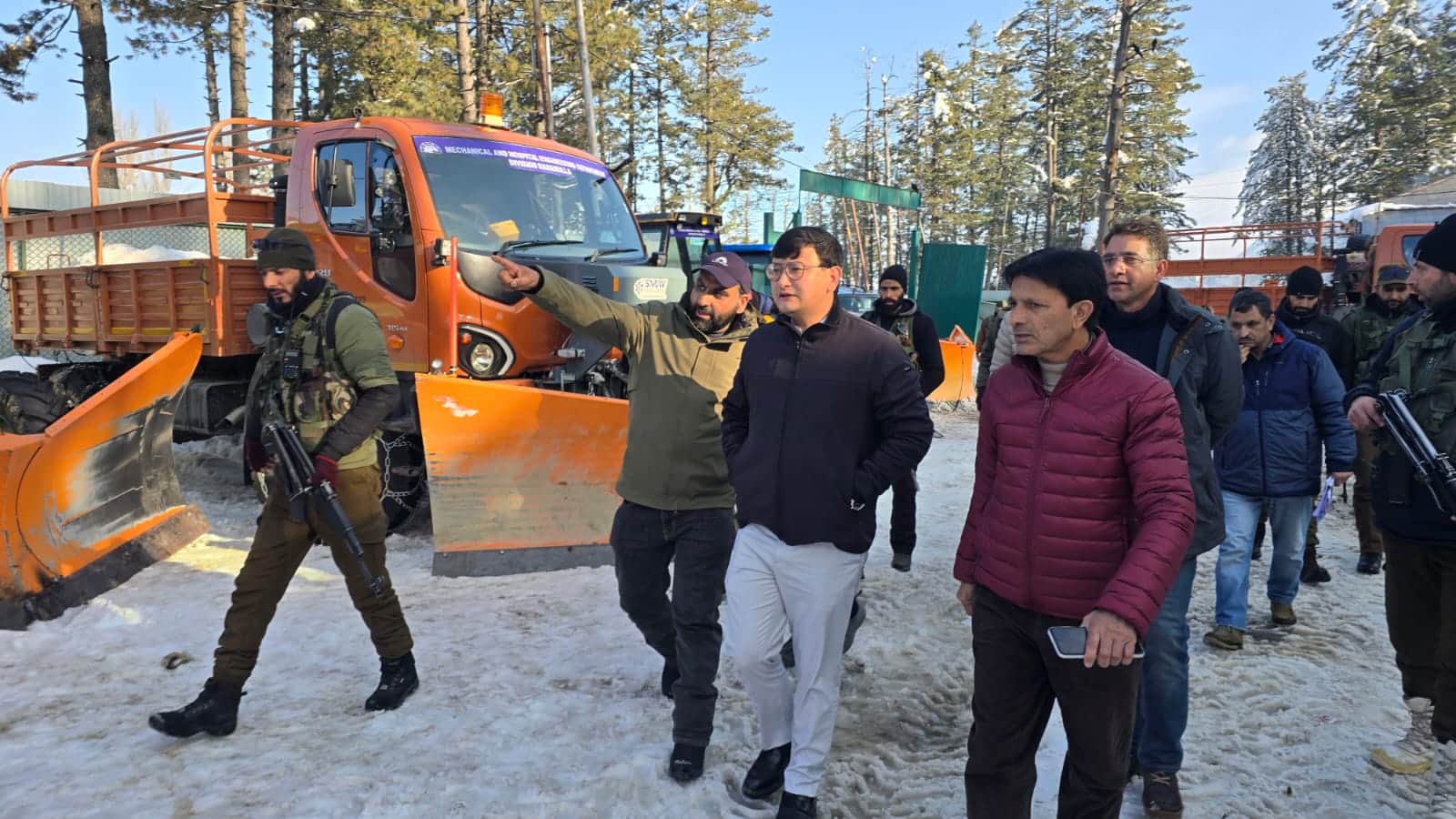 बारामुला के टंगमर्ग में राहत कार्यों का निरीक्षण करते उपायुक्त मिंगा शेरपा। स्रोत प्रशासन