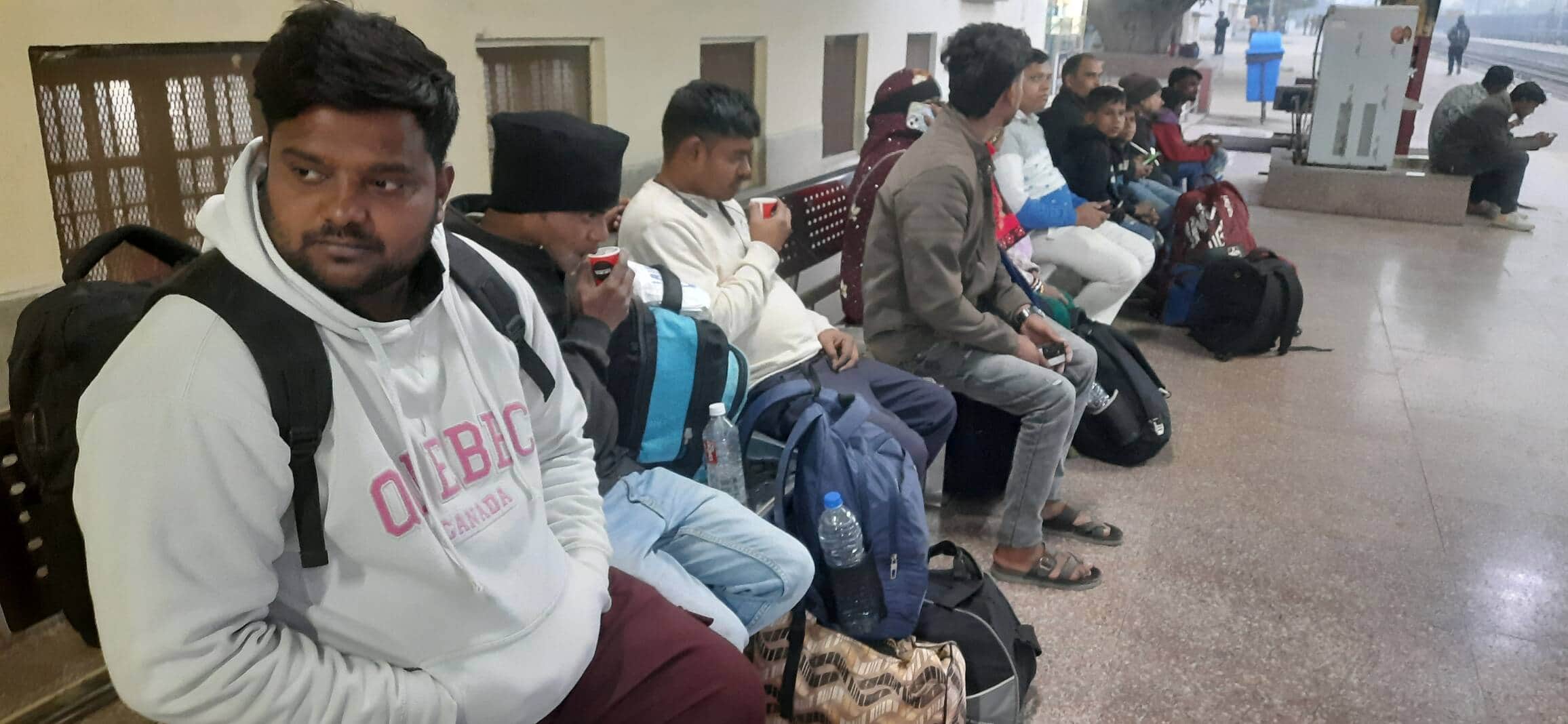 बस्ती रेलवे स्टेशन पर ट्रेन की प्रतीक्षा करते यात्री।संवाद