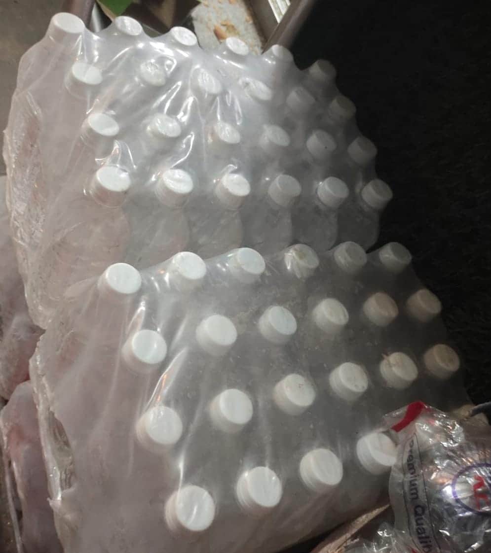 बोतल बंद पानी।