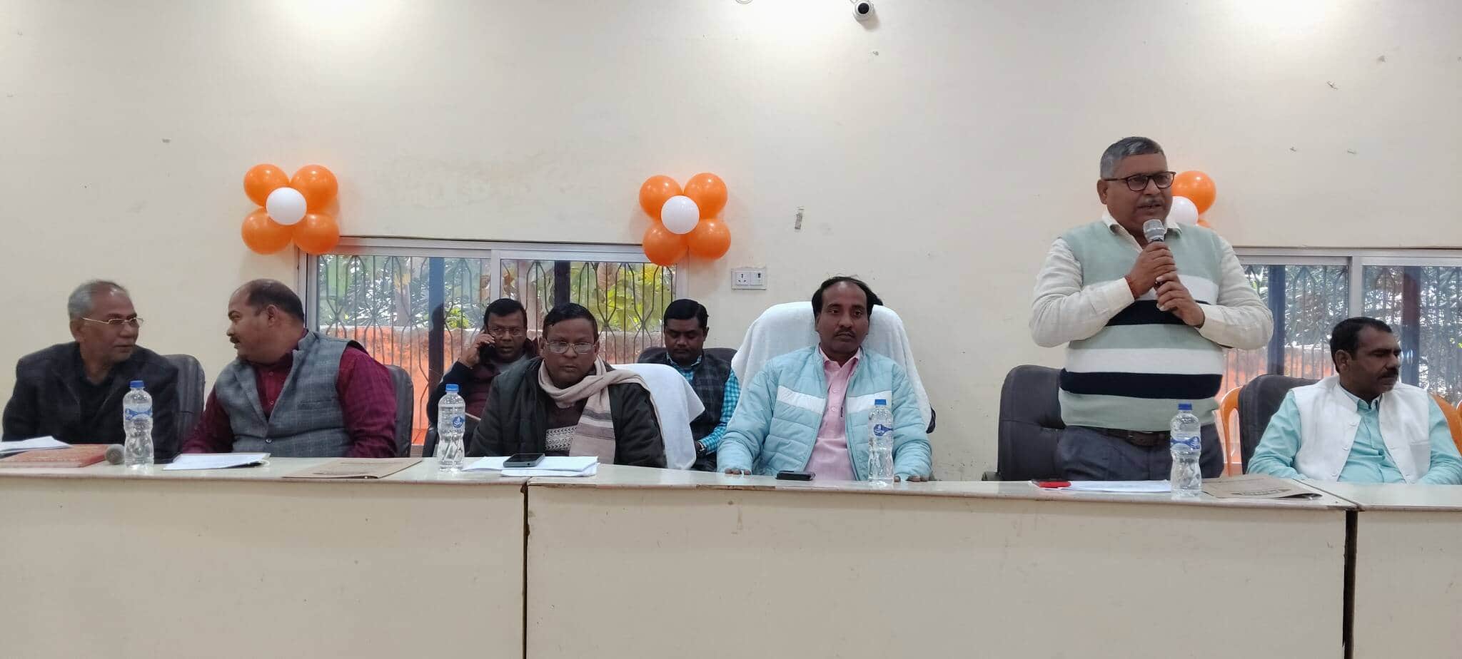 बैठक को संबोधित करते प्रमुख प्रतिनिधि केके दुबे। संवाद