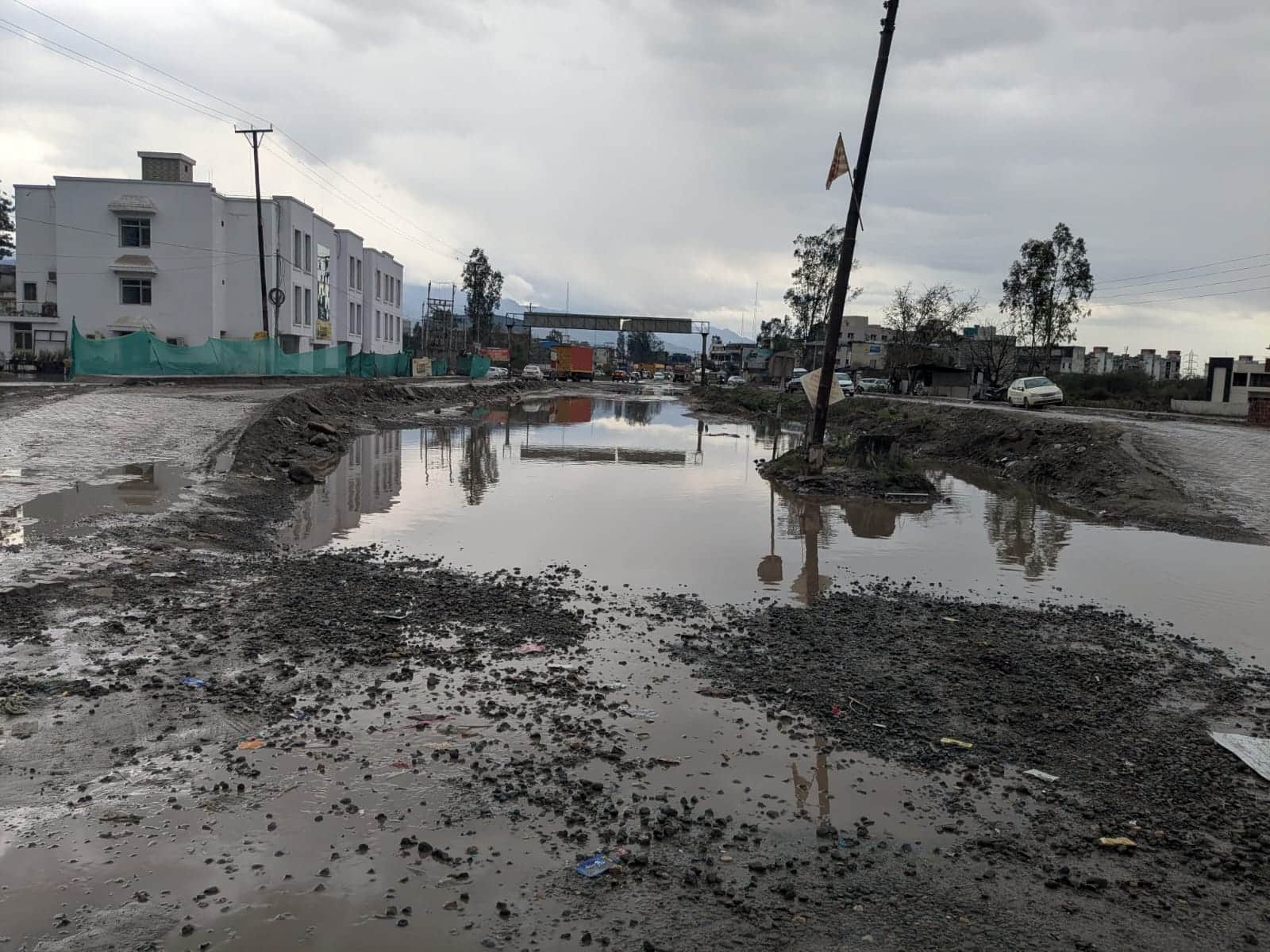 बद्दी –नालागढ़ फोरलेन पर रेड लाईट चौक के समीप भरा पानी- संवाद।