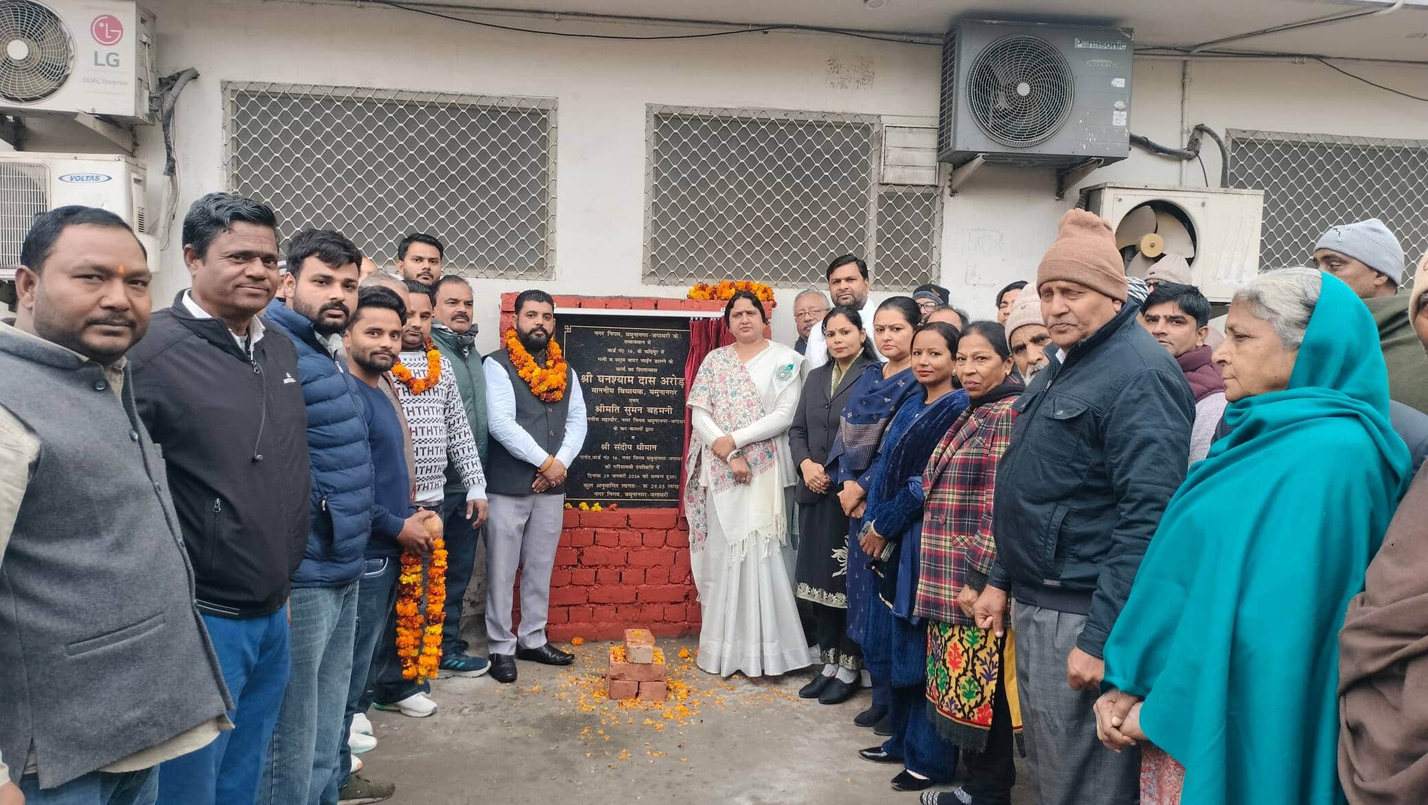 चांदपुर में विकास कार्यों का शिलान्यास करतीं मेयर सुमन बहमनी और अन्य। प्रवक्ता