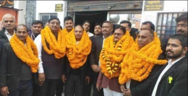 डिस्टि्क्ट डेमोक्रेटिक बार एसोसिएशन के नवनिर्वाचित पदाधिकारी। स्वयं