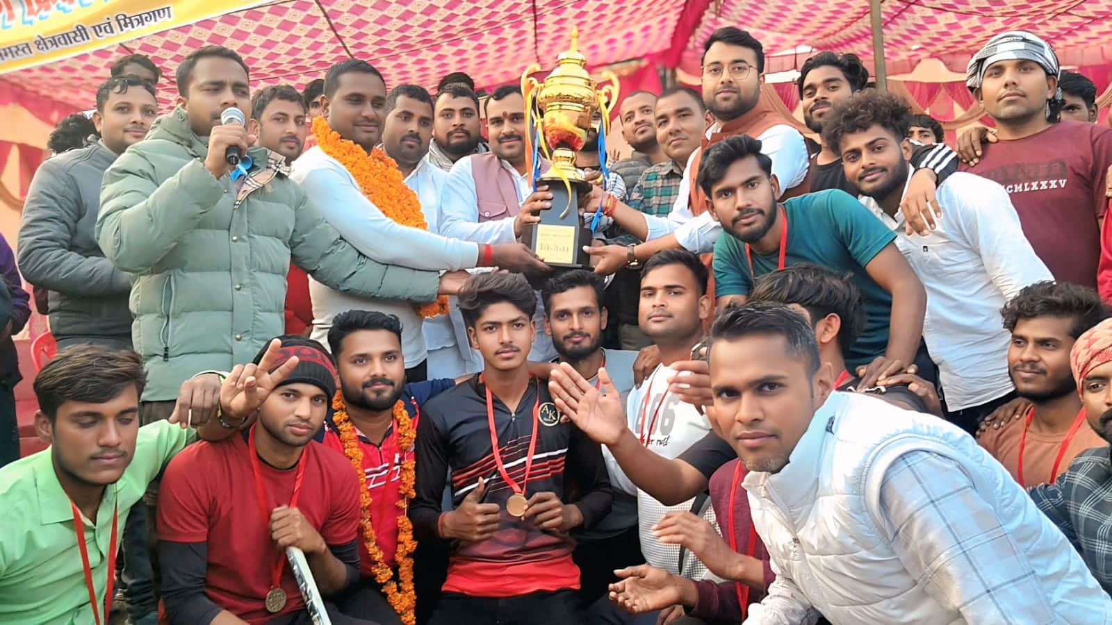 डेबरी में क्रिकेट प्रतियोगिता के विजेता टीम को मिला पुरस्कार-स्रोत आयोजक