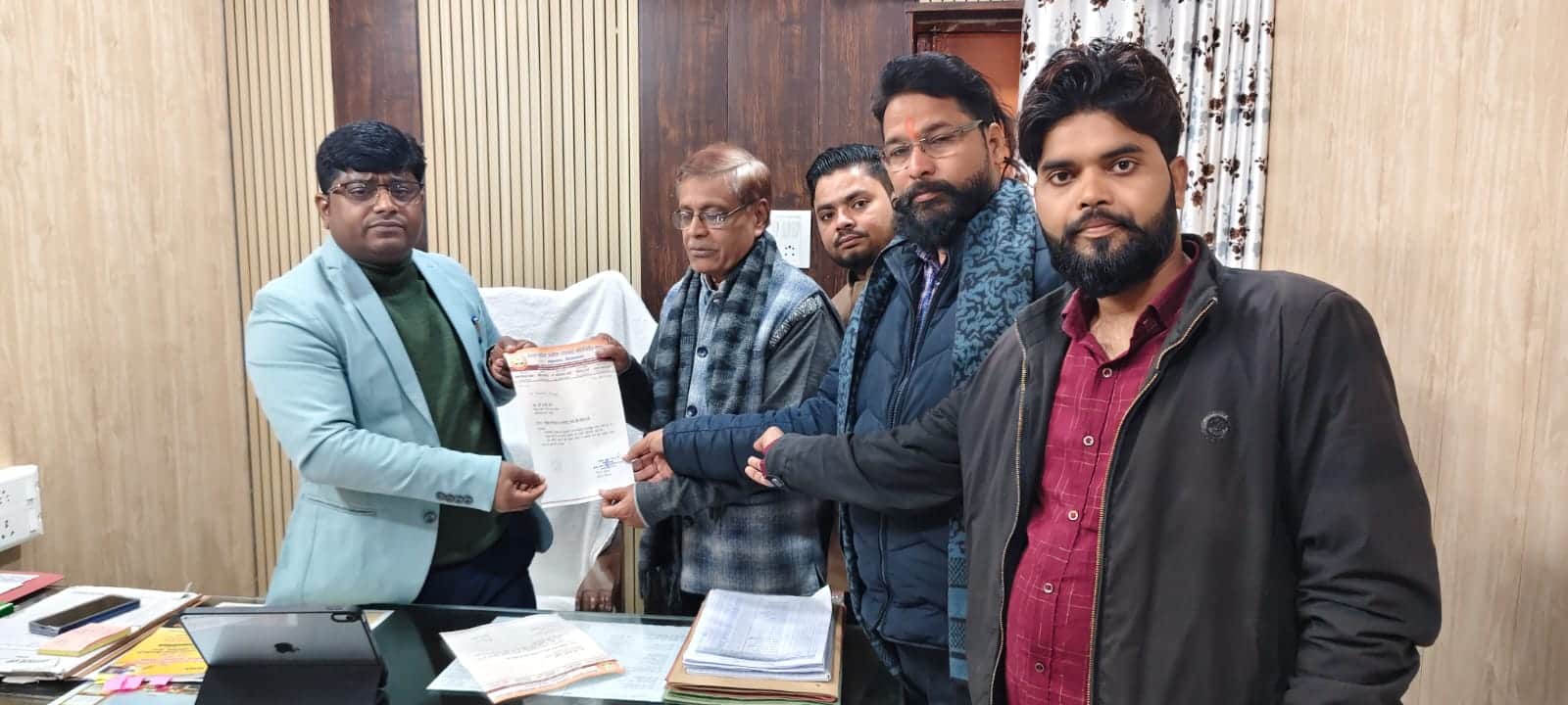 एडीएम अरविंद द्विवेदी को ज्ञापन सौंपते व्यापार मंडल जिलाध्यक्ष अनिल मैनेजर व अन्य। स्रोत स्वयं