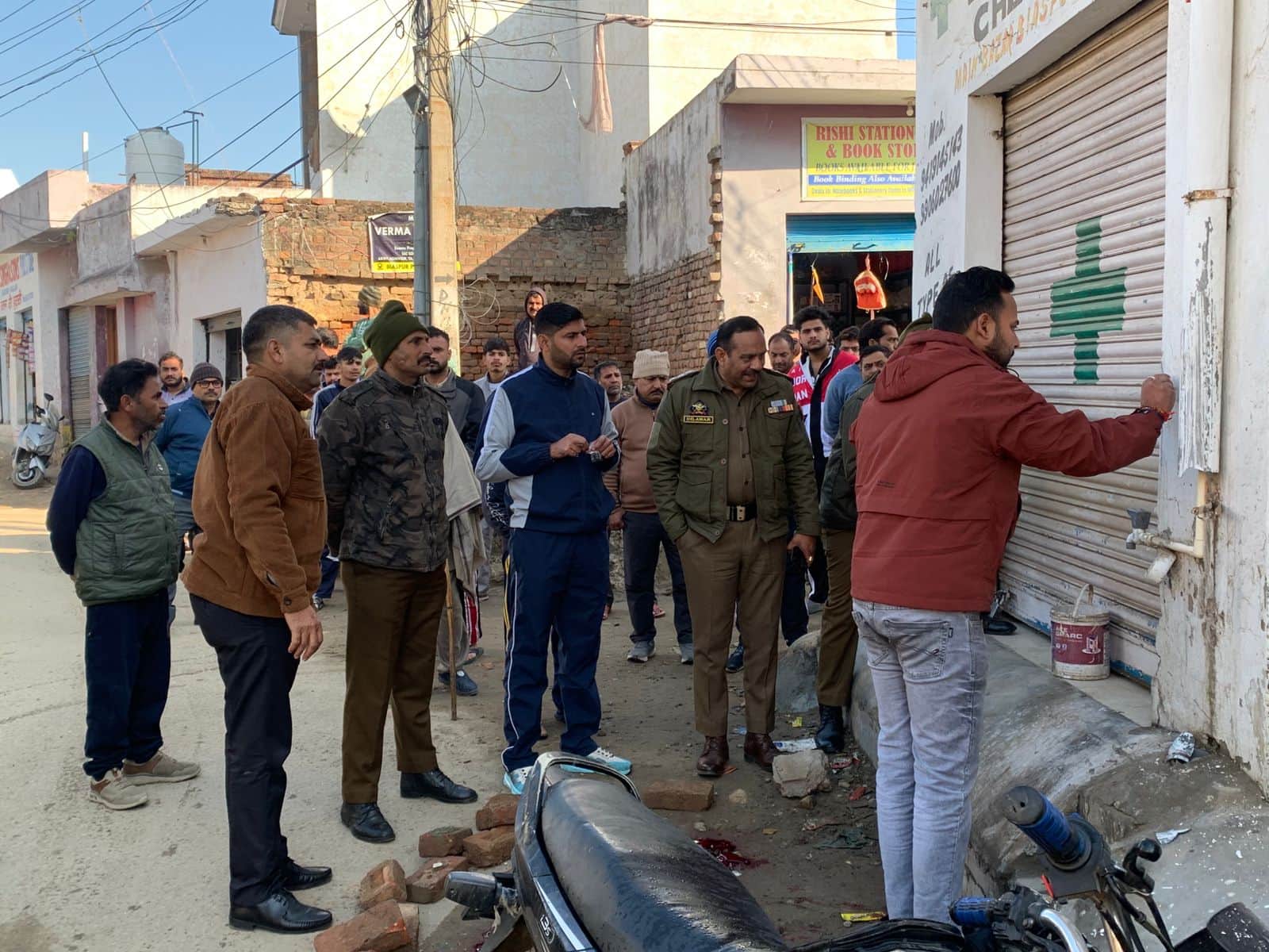 एफएसएल की टीम घटनास्थल पर नमूने एकत्रित करते हुए ।