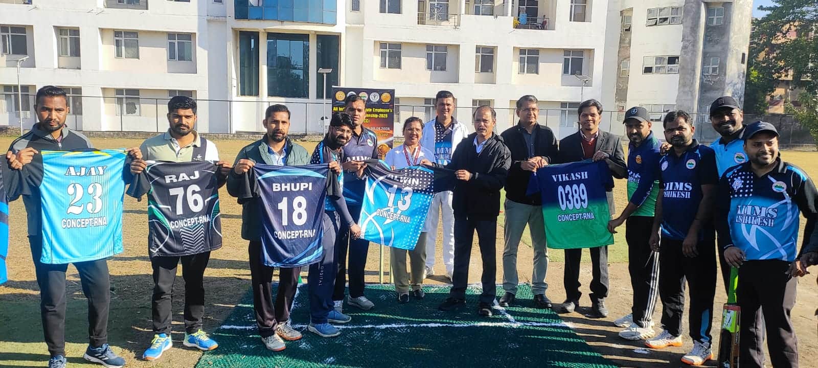 एम्स में आयोजित क्रिकेट मैच में खिलाड़ियों को वितरित की गई टी शर्ट। स्रोत जागरूक पाठक।