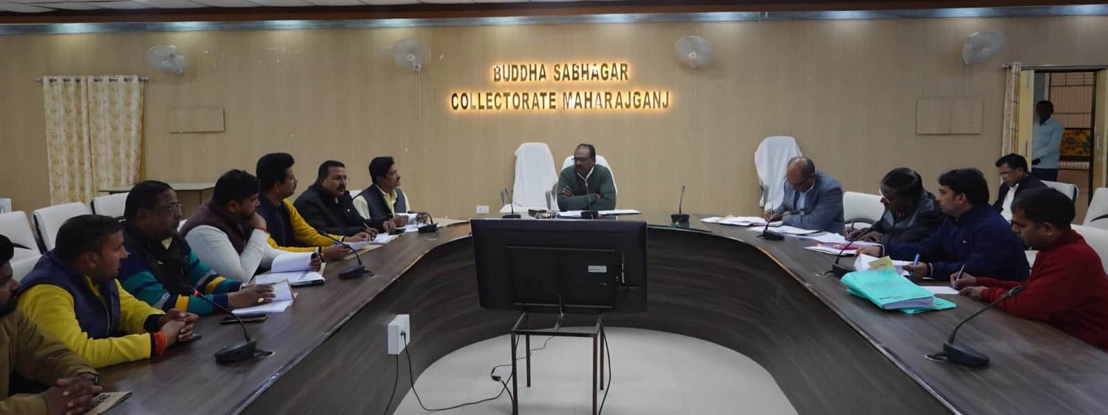 एसआईआर के संदर्भ में राजनीतिक दलों के साथ बैठक करते जिलाधिकारी। 