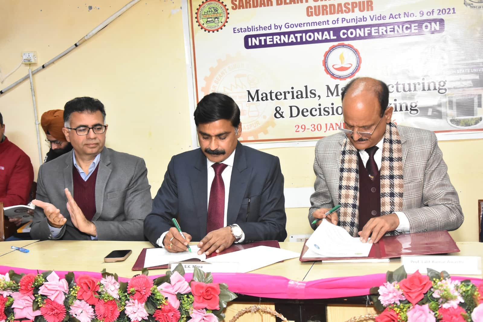एसबीएसएसयू गुरदासपुर व एसपीयू मंड के बीच समझौत में हस्ताक्षर करते हुए प्रतिनिधि। स्त्रोत- संस्